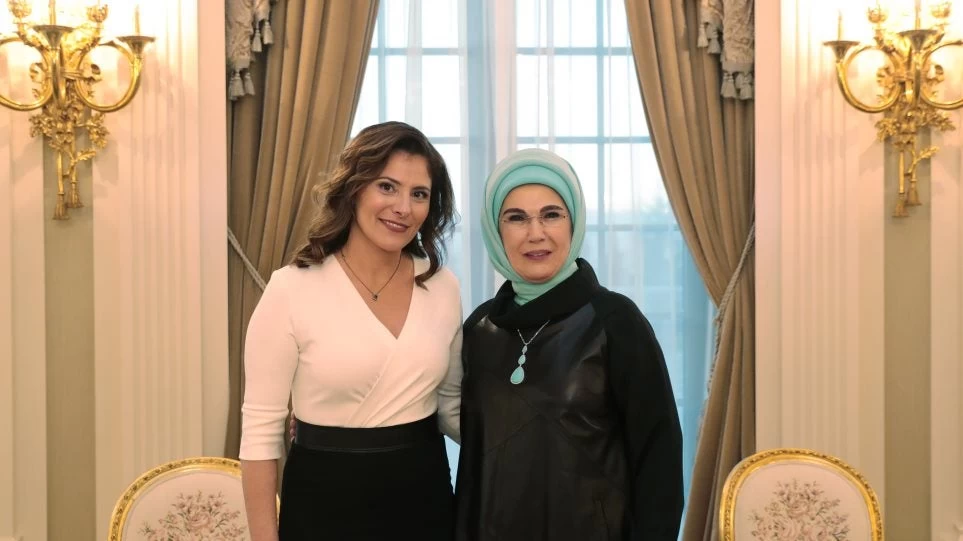 Μπουζούκι και λαχανοντολμάδες στο δείπνο, τσάι και χαμόγελα για Περιστέρα Μπαζιάνα και Εμινέ Ερντογάν (βίντεο)